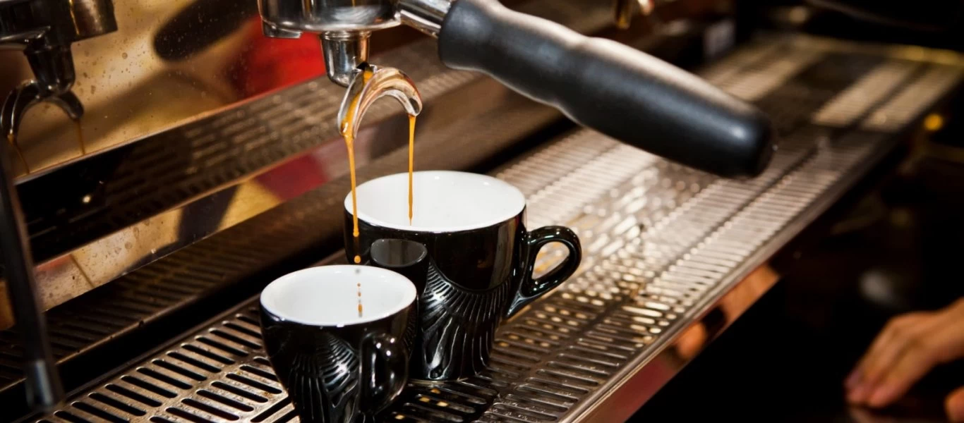 Υπάλληλος καφετέριας άνοιξε την τηλεόραση και της «κόπηκε» το αίμα με αυτό που αντίκρισε (βίντεο)